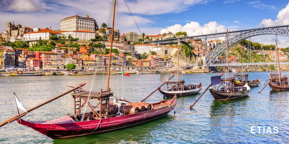 סירות על המים בנהר במדינת פורטוגל