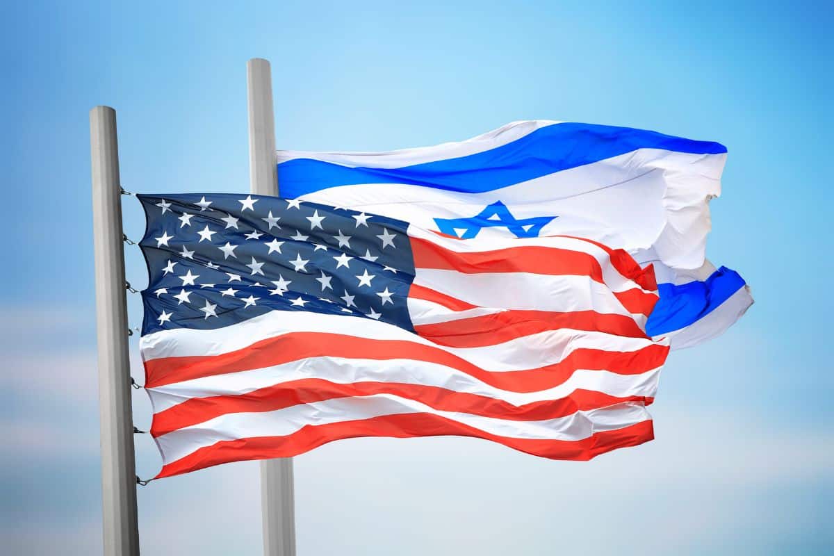 דגלים של ארצות הברית וישראל